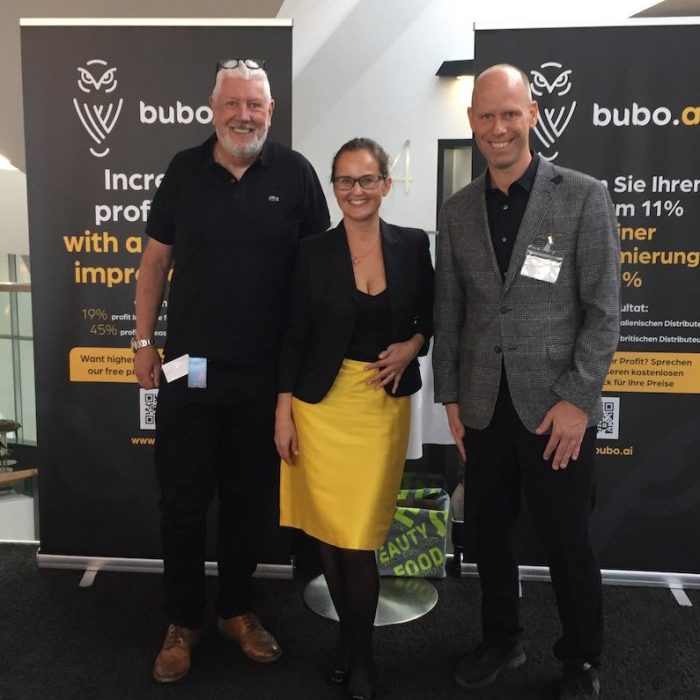 Bubo.AI team members Alan Timothy, Carmen Bischoff, Magnus Johansson smiling and looking relaxed at an AI price optimization conference